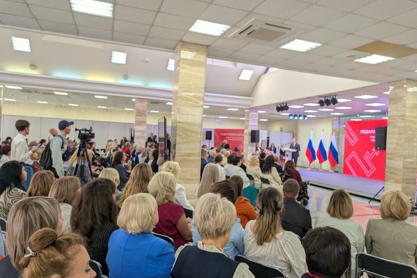 Единовременная выплата и повышение зарплаты: что ждет педагогов Вологодчины в новом учебном году