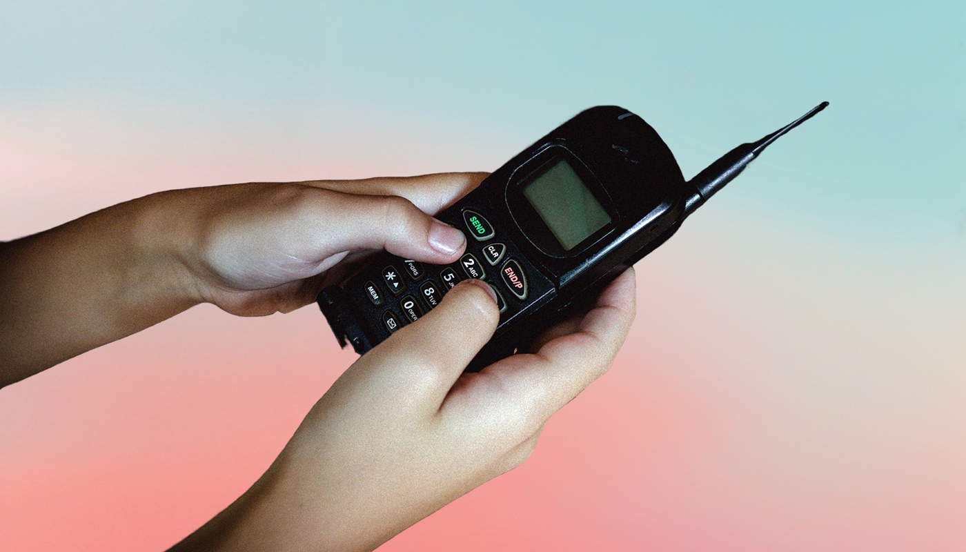 Новый тренд в мире знаменитостей – «раскладушки»: ретро-стиль для гаджетов