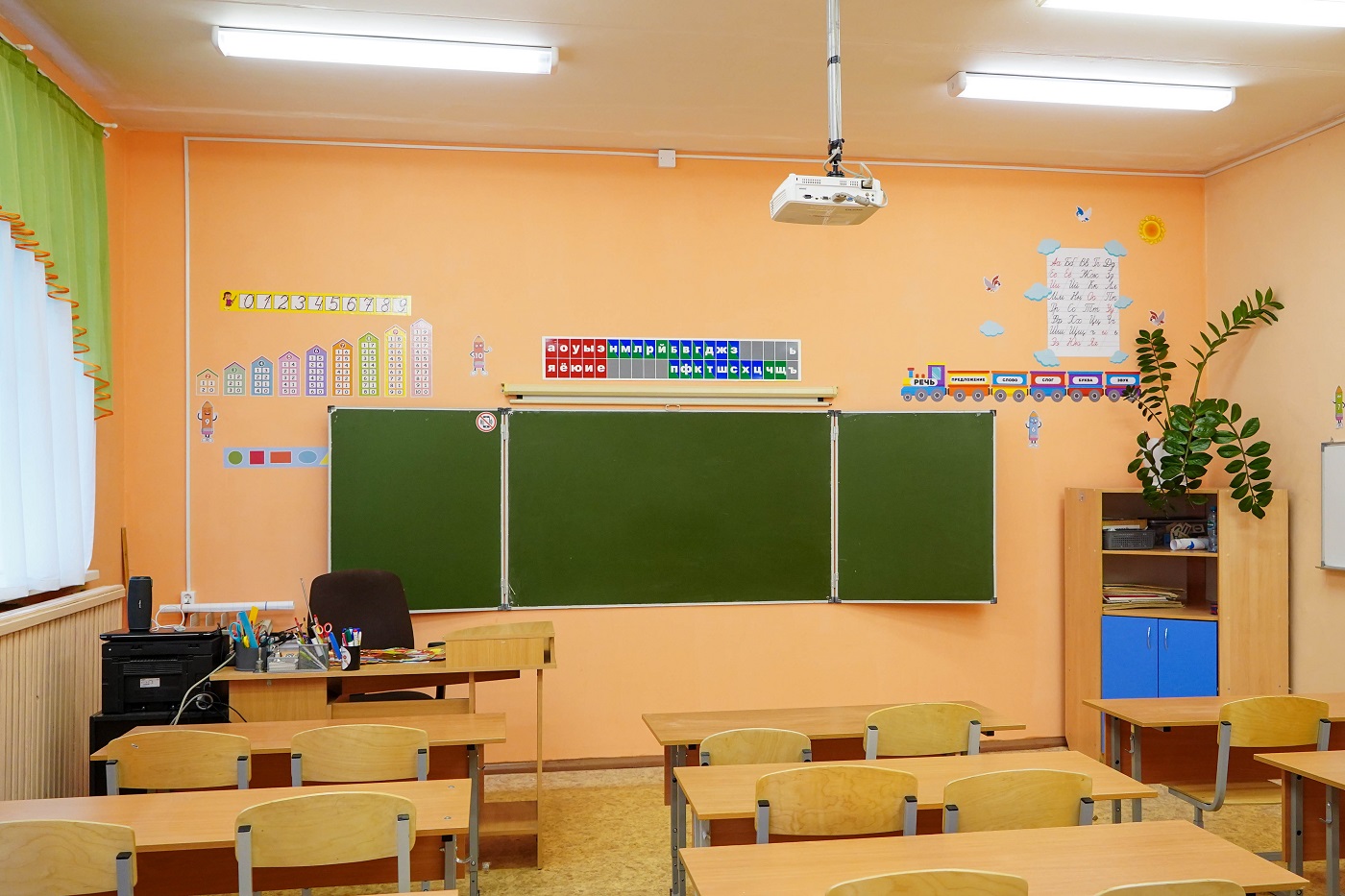 Две вологодские школы получат новую мебель