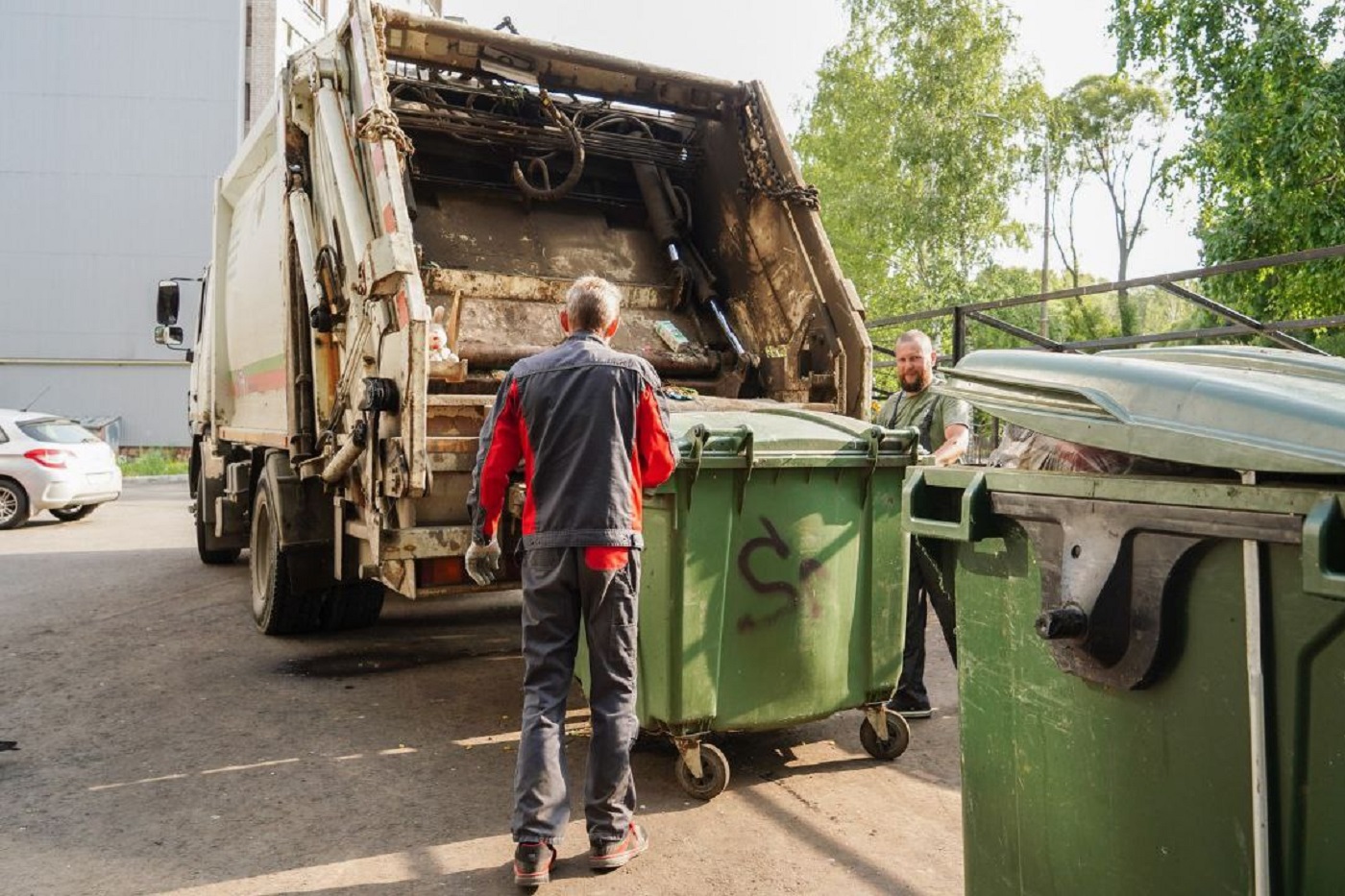 В Вологде мешающие мусоровозам автомобили начнут эвакуировать