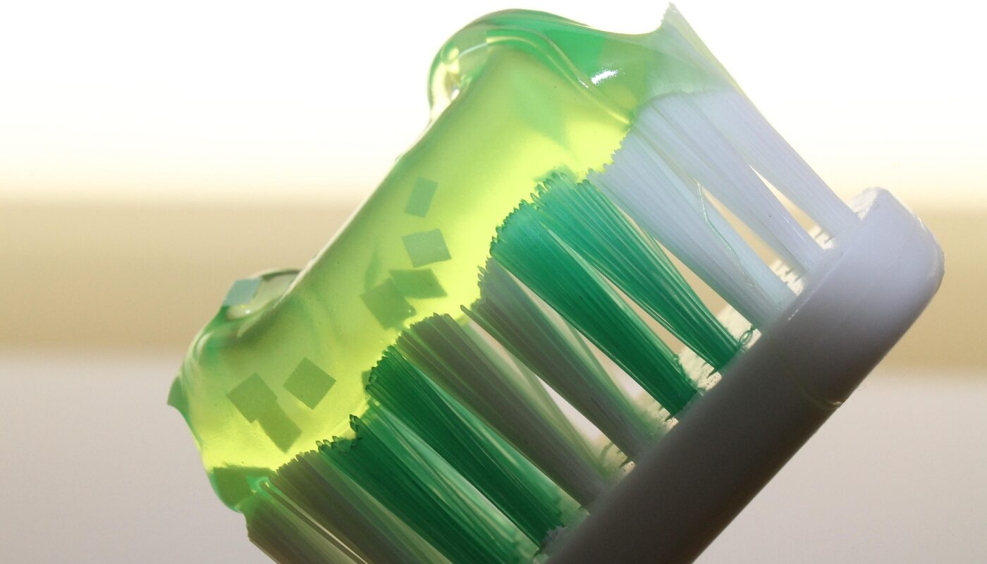 Эмаль на зубах восстановится без похода к стоматологу: ученые разработали уникальную пасту