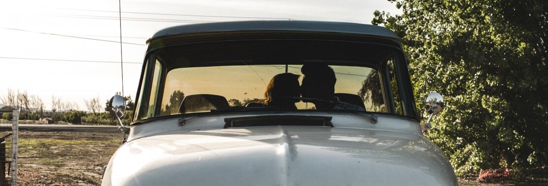 За поцелуи в движущейся машине придётся платить штраф, если произойдёт авария