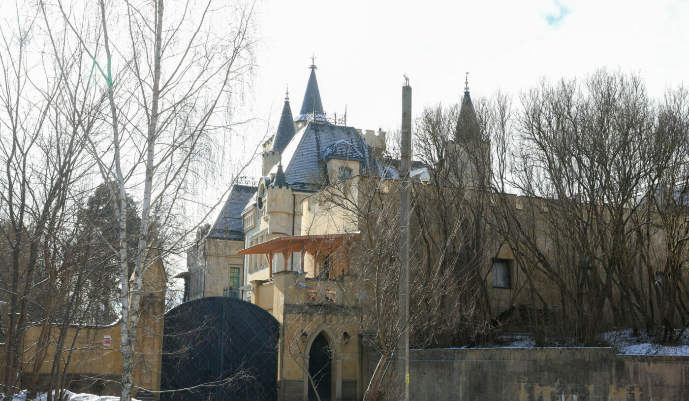 В РПЦ назвали «дичью» предложение депутата Госдумы переделать замок Пугачевой в храм