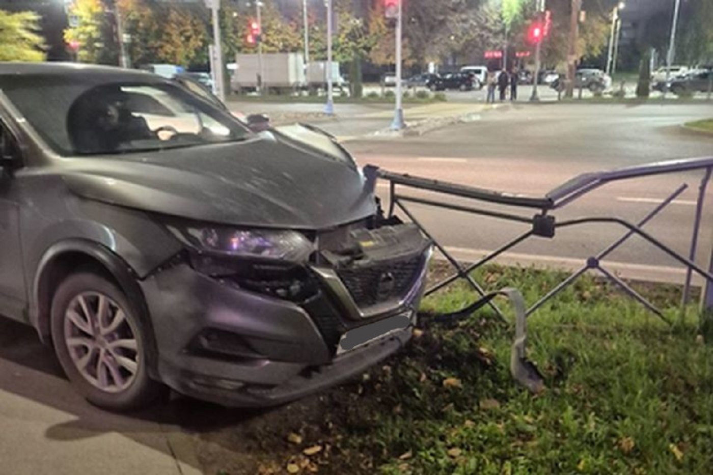 Иномарка после столкновения с автобусом снесла ограждение в Вологде