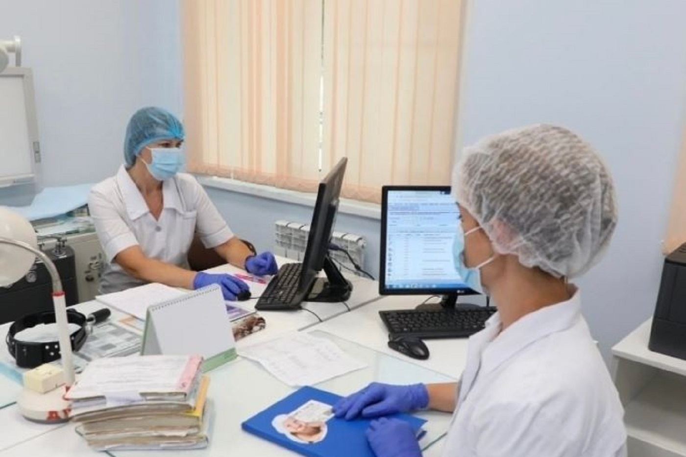 Городские меры соцподдержки получили 376 педагогов и 96 медработников