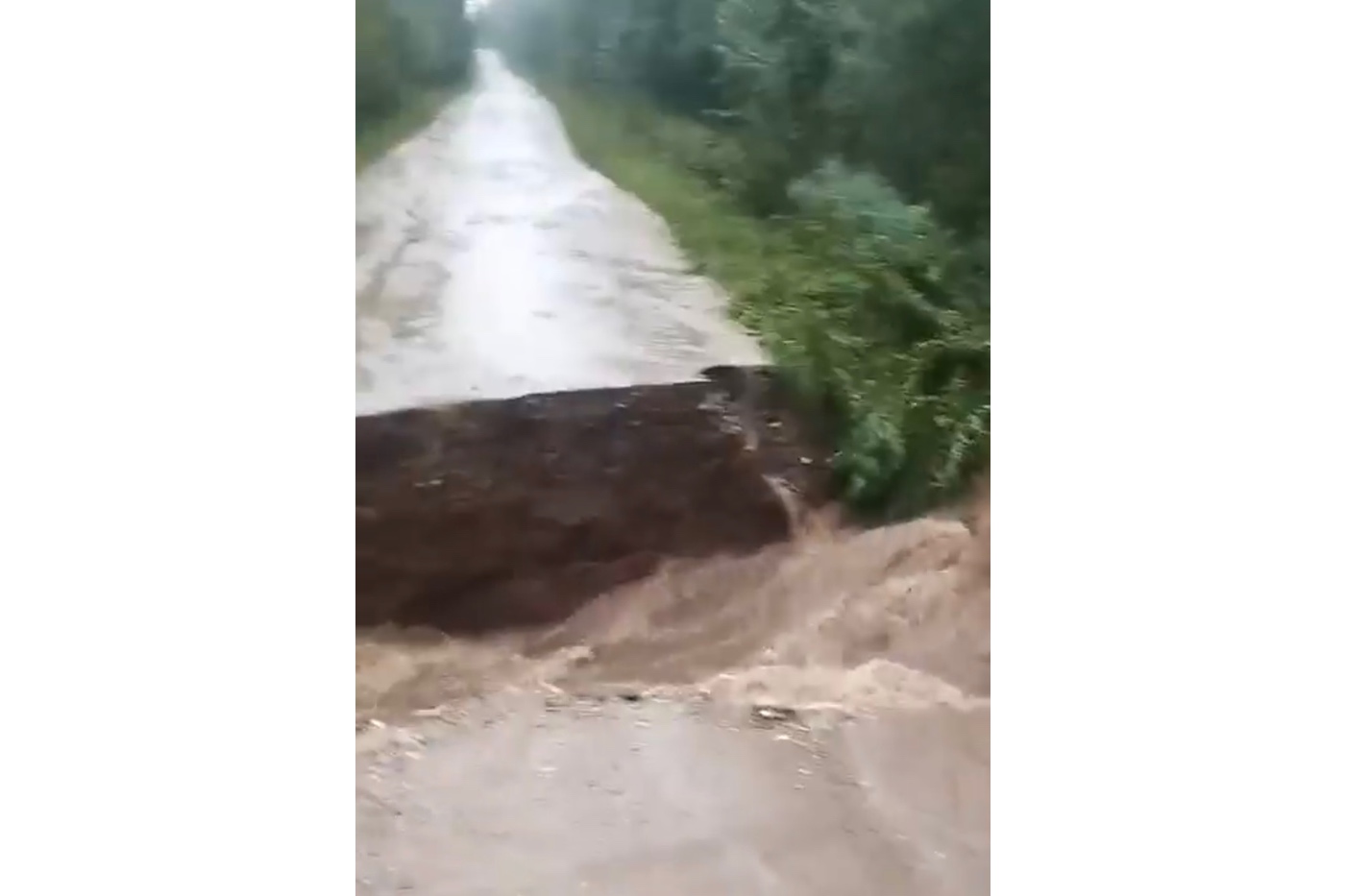 В Кирилловском округе из-за дождей размыло дорогу