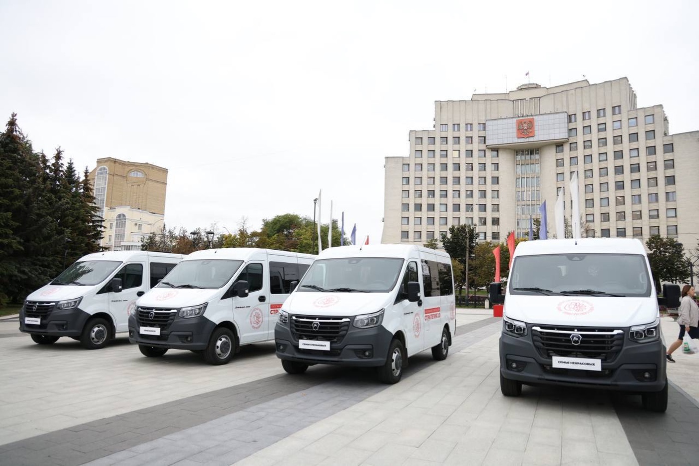 Восемь многодетный семей Вологодчины получили ключи от автомобилей