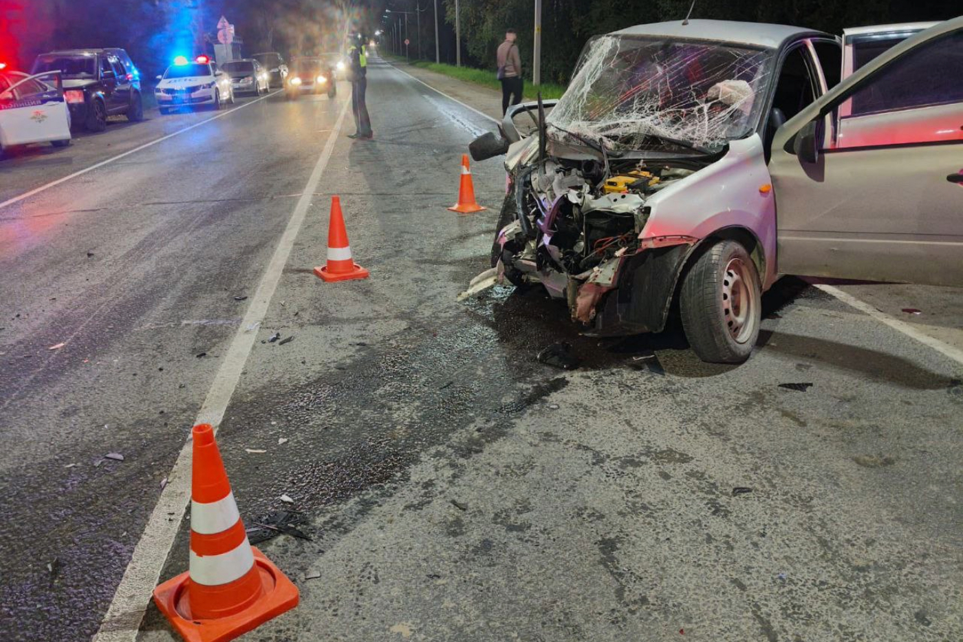 Четыре человека пострадали в ДТП с тремя машинами в Вологде