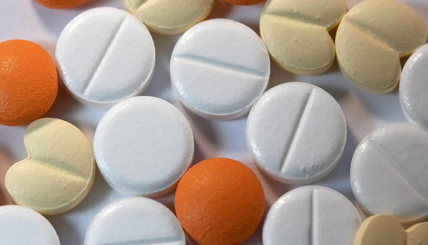 Срочно выбросите эту отраву: доктор Мясников назвал самые опасные таблетки в аптечке