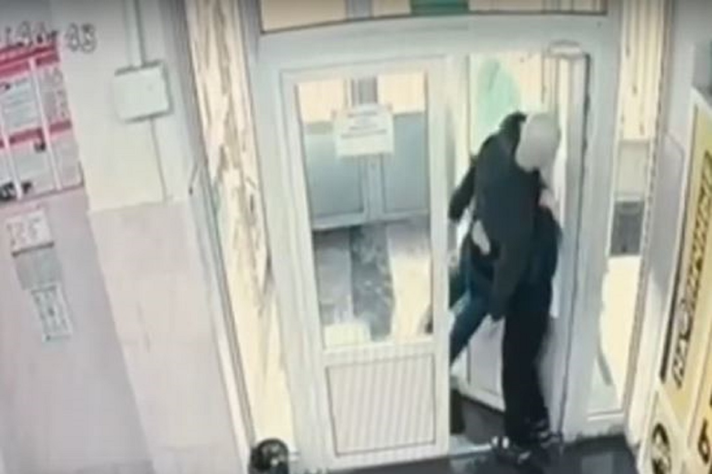 Житель Череповца раздел и расчленил манекен