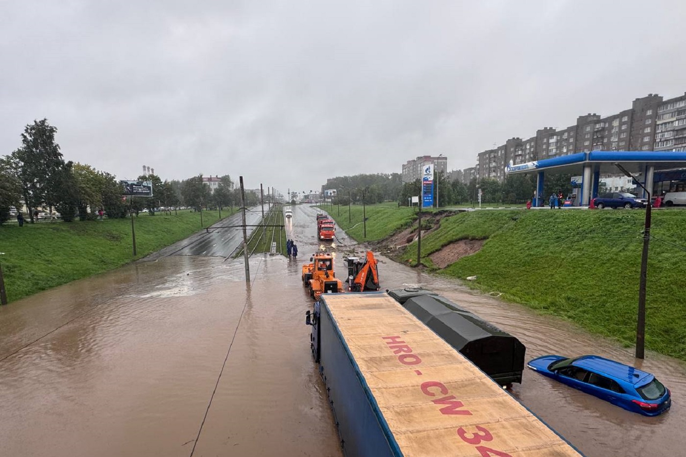 В Череповце после ливня произошел оползень под железнодорожным мостом