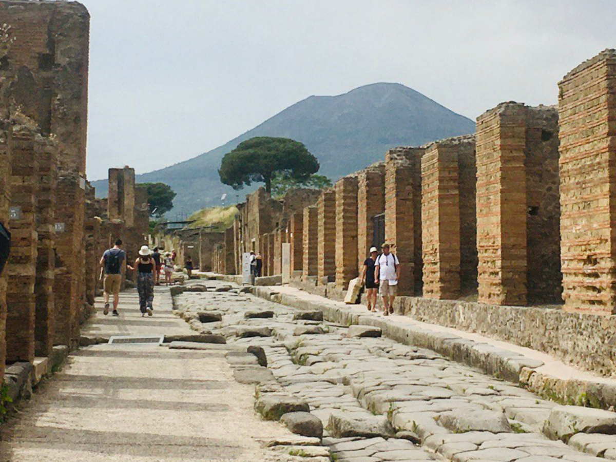 Темный туризм: почему все больше людей едут в места трагедий