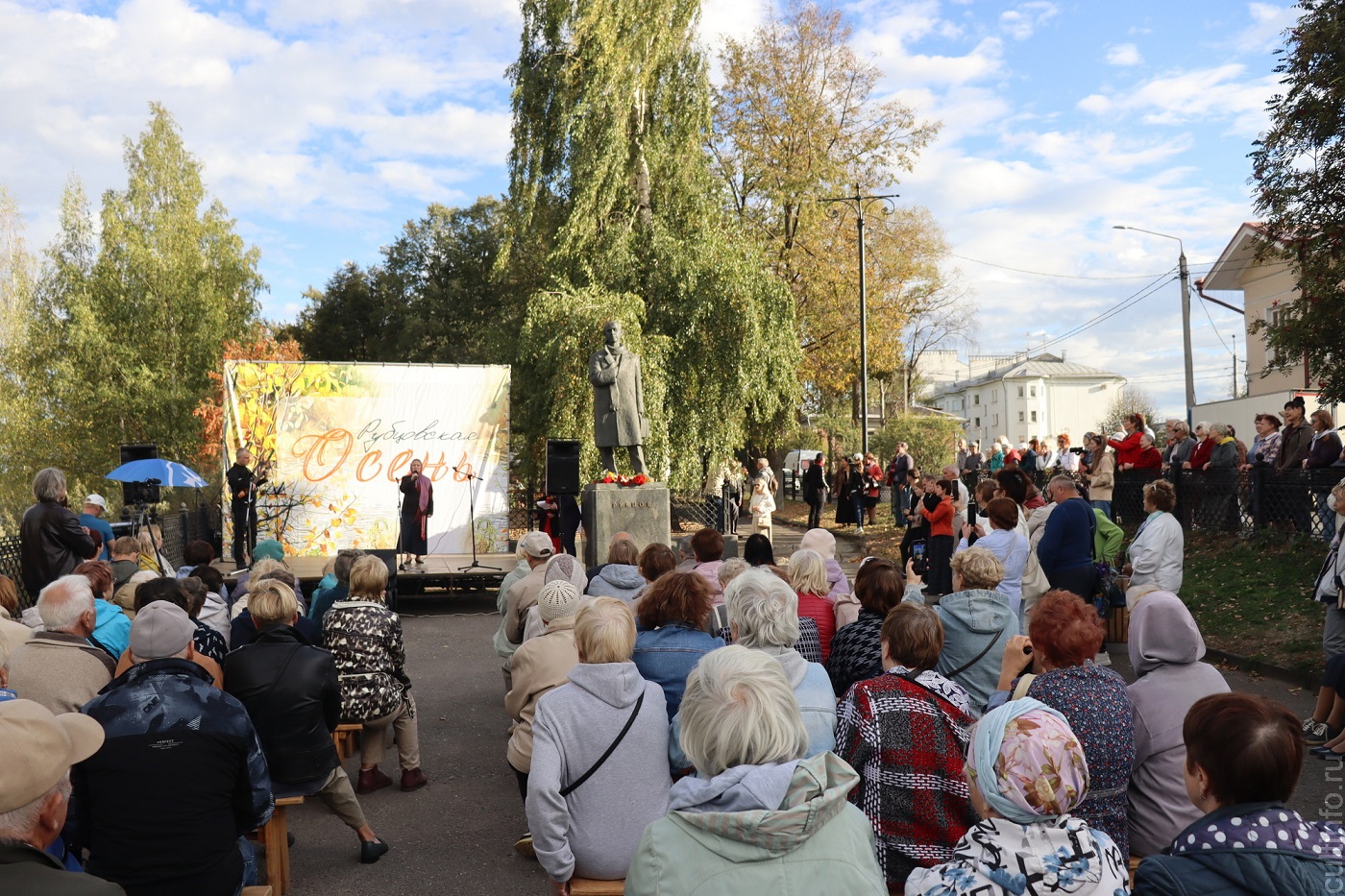 Сотни зрителей собрал концерт у памятника Николаю Рубцову
