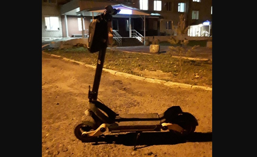 Юный самокатчик протаранил забор в Великом Устюге