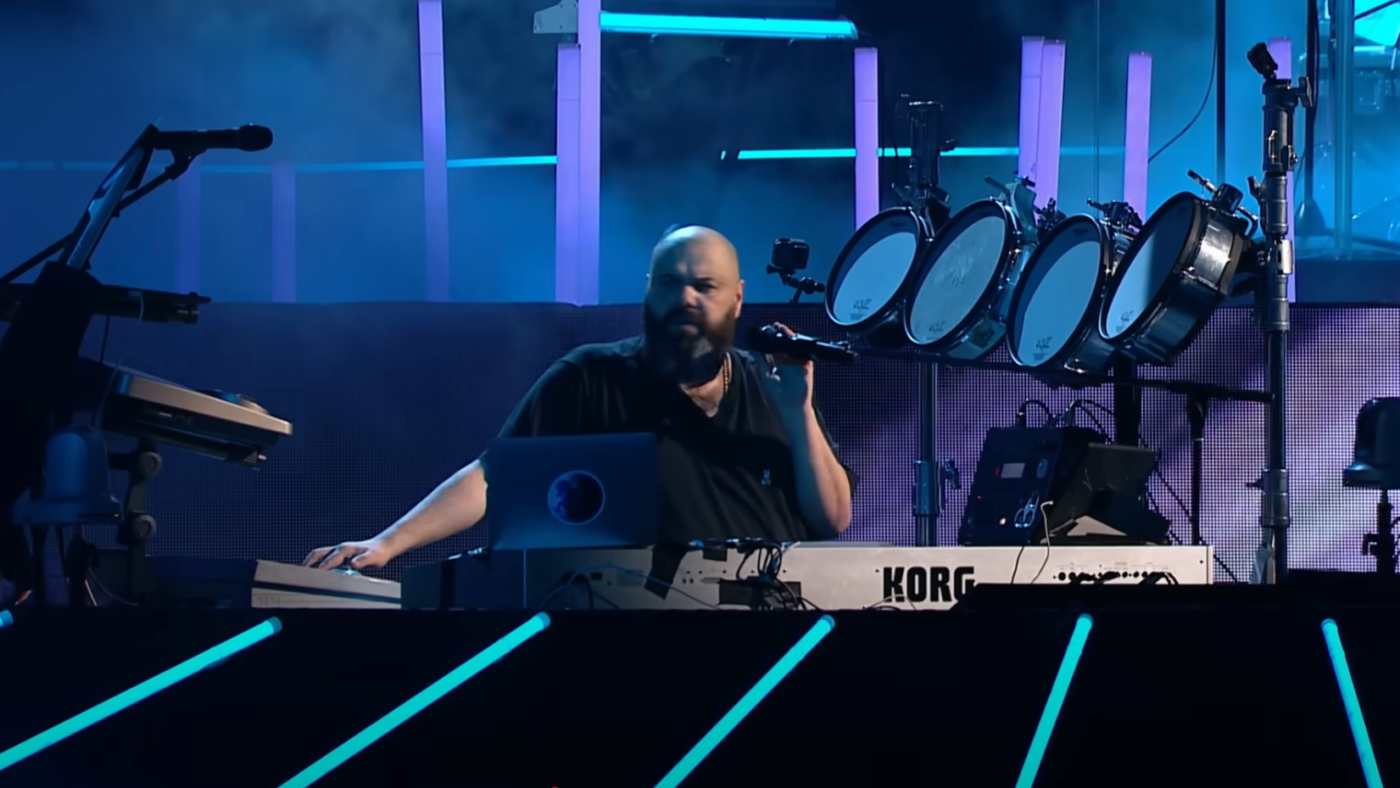 «Шамана подставили во всём». Поклонники певца ответили Максу Фадееву за «разнос» выступления России на «Интервидении»