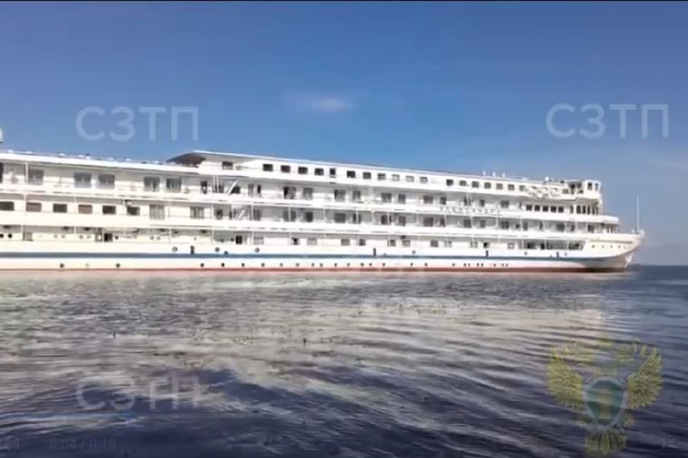 Теплоход с туристами сел на мель в Белозерском округе