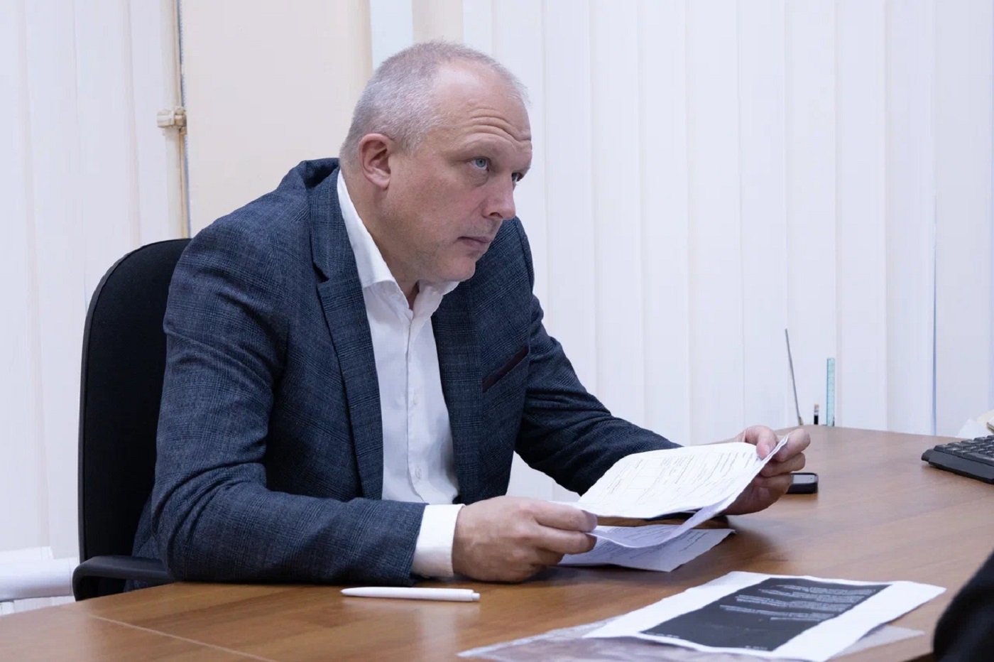 Вологжане жалуются депутатам на плохие дороги и коммунальные проблемы