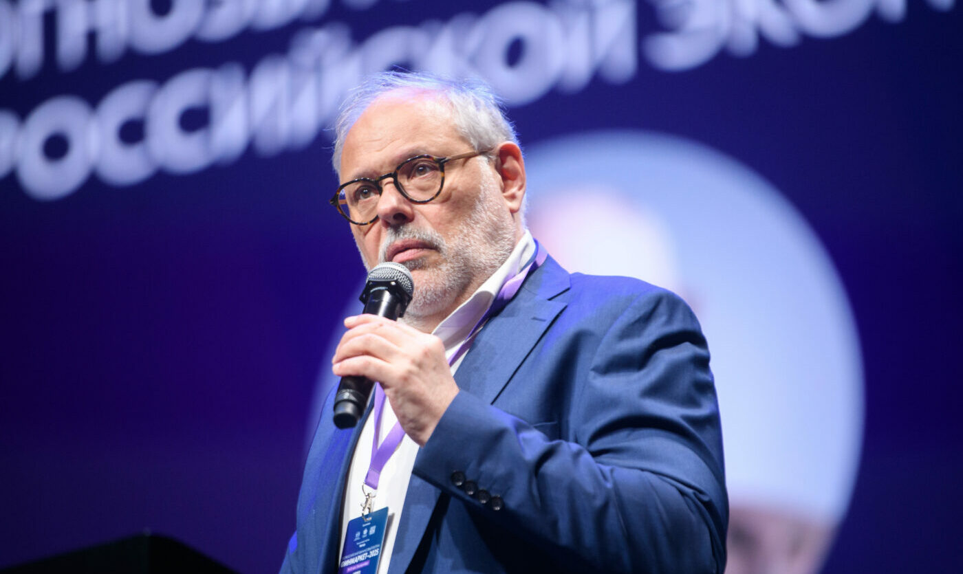 «Есть тут еще целая куча тонкостей»: Михаил Хазин объяснил истинную причину обвинений Меркель в адрес Польши и Прибалтики