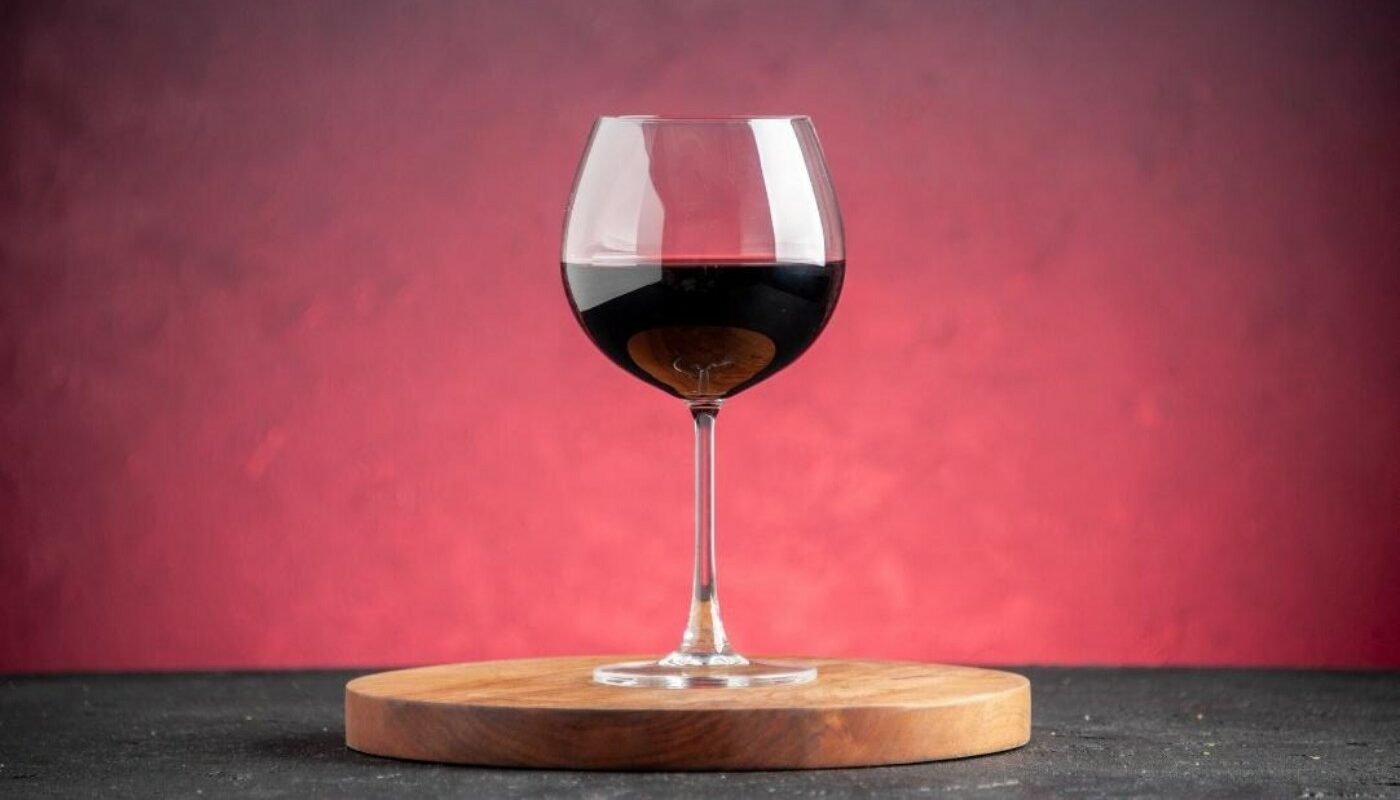 Психологи нашли то самое слово, из-за которого дешевое вино становится по-настоящему вкусным