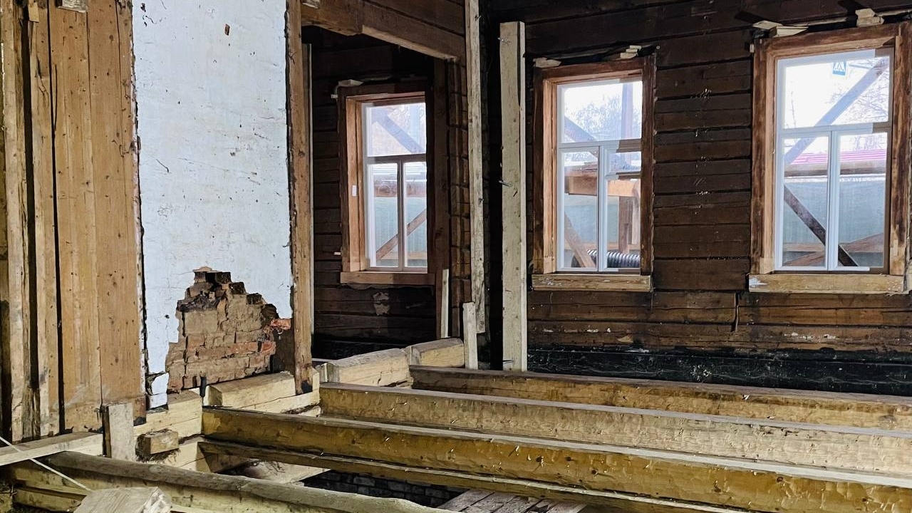 В Вологде дом купцов Васильевых утепляют мхом