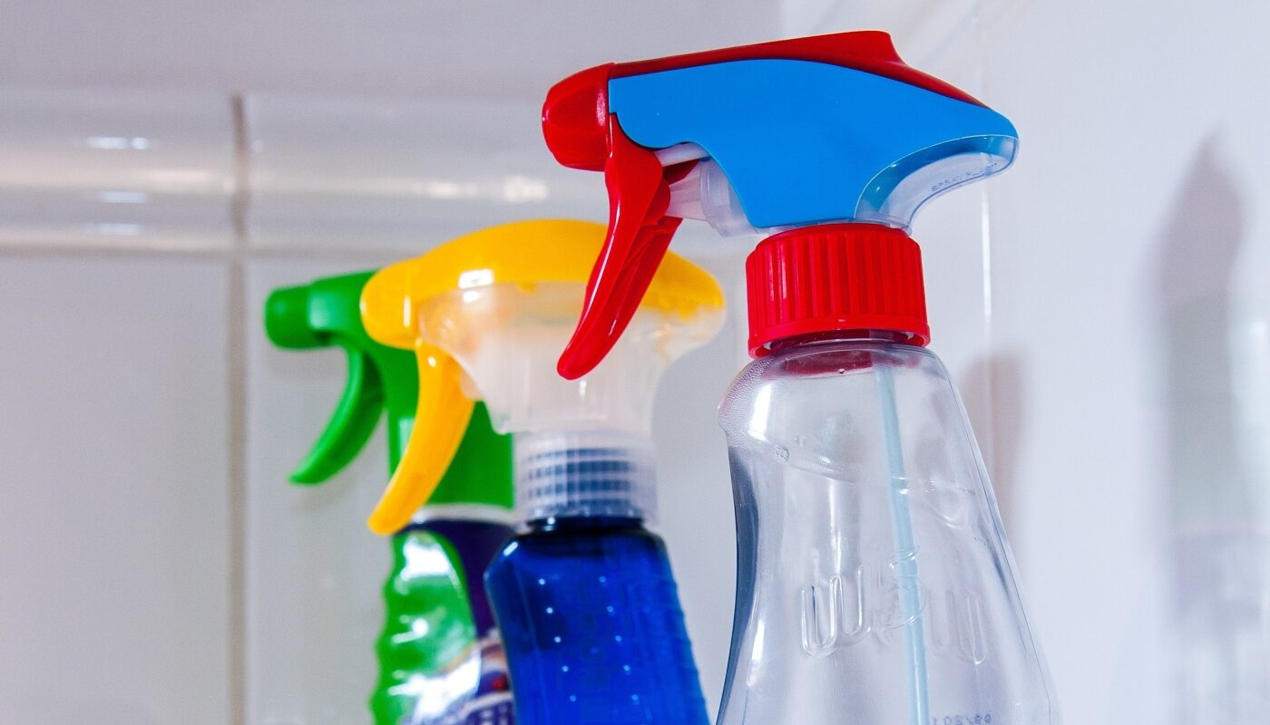 Жир с кухонных шкафов слезет сам за 10 минут: просто брызгаю на поверхности эту доступную смесь