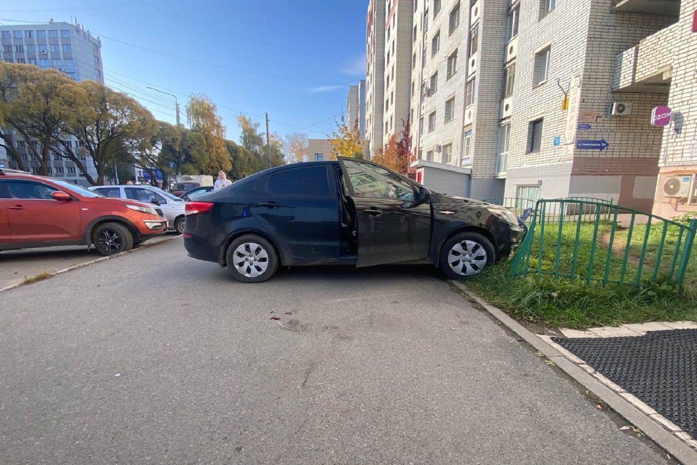 Женщина на иномарке снесла двух пешеходов в Вологде