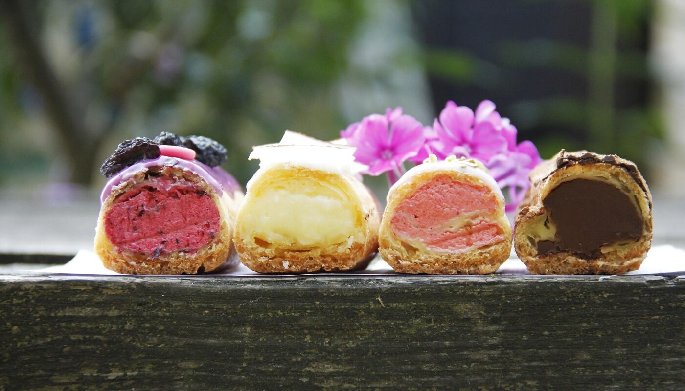 Нежнейшие кремовые эклеры за 20 минут: из духовки прямо на стол