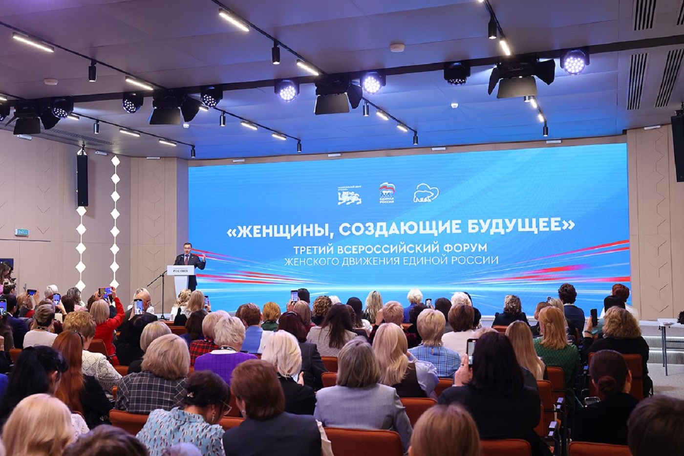 Активистки «Женского движения Единой России» поддерживают бойцов на фронте и помогают им после возвращения домой