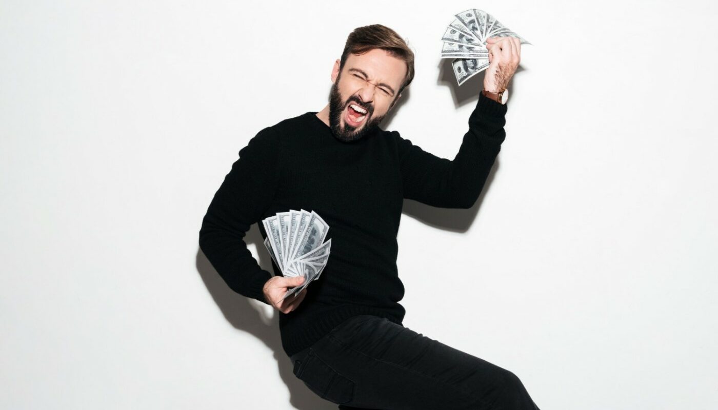 Работник случайно получил за месяц 330 зарплат единоразово. И исчез через 3 дня