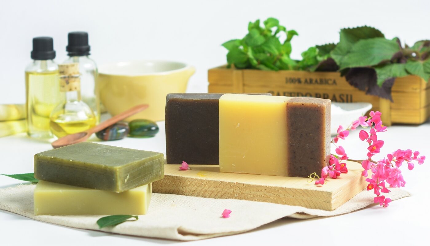 Сразу покупаю по 10 брусков: это мыло незаменимо на даче и в доме