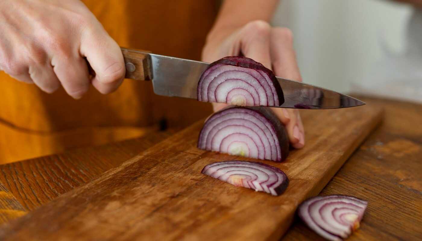 Ученые нашли способ нарезки лука без слез: в 40 раз меньше страданий