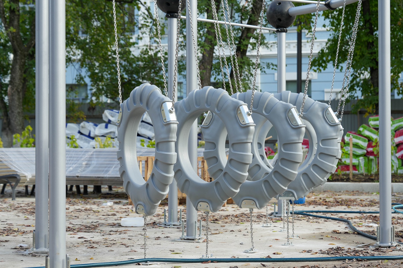 В Детском парке на площади Революции завершают установку игровой площадки