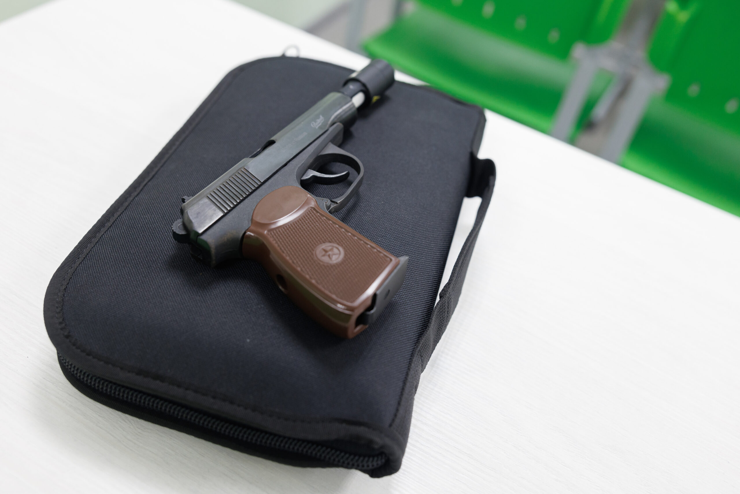 Вологодский подросток выпендрился перед подругой пневматическим пистолетом