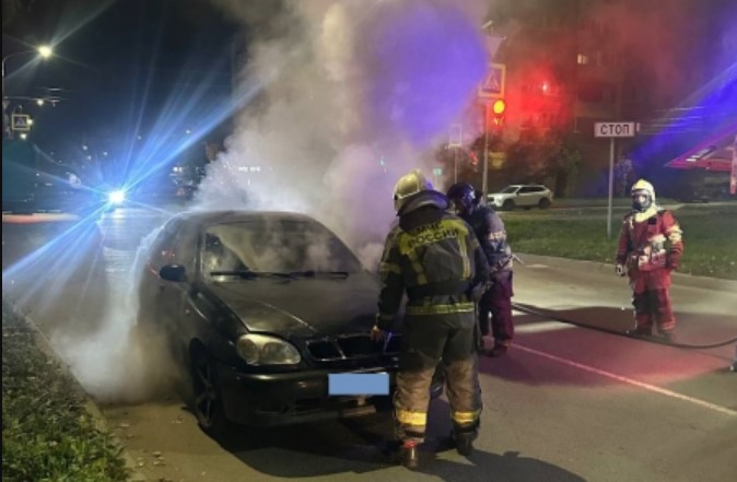 Женщина подожгла машину, пока инспекторы оформляли протоколы