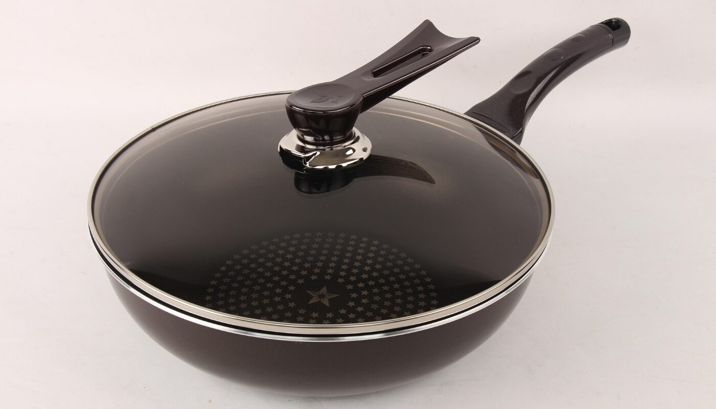 Жир от стеклянной крышки отвалится сам за 30 минут: копеечная смесь вернет посуде блеск