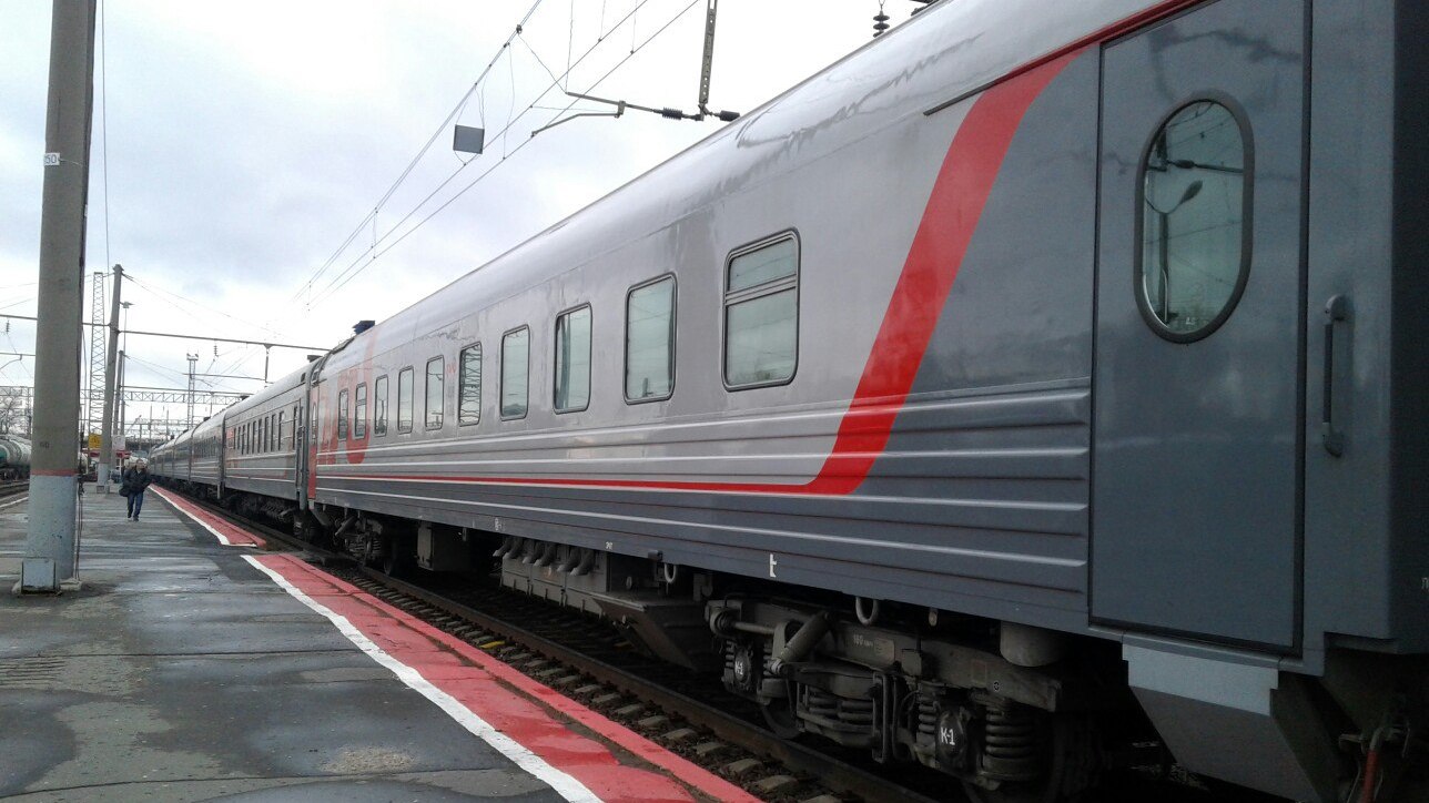 У пассажиров железнодорожного вокзала остался только один путь к поездам