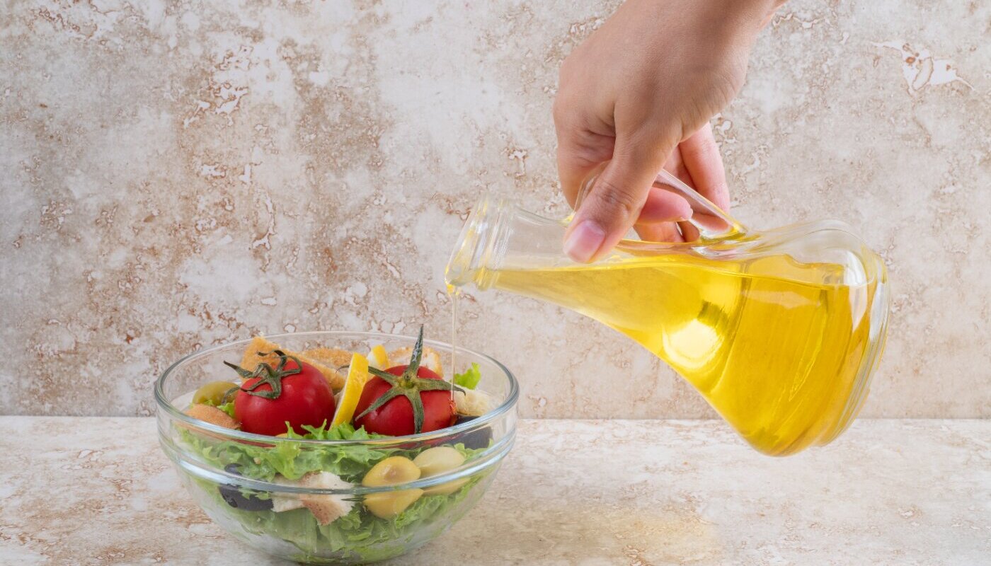 Нутрициолог бьет тревогу: какое масло нельзя использовать для заправки салатов