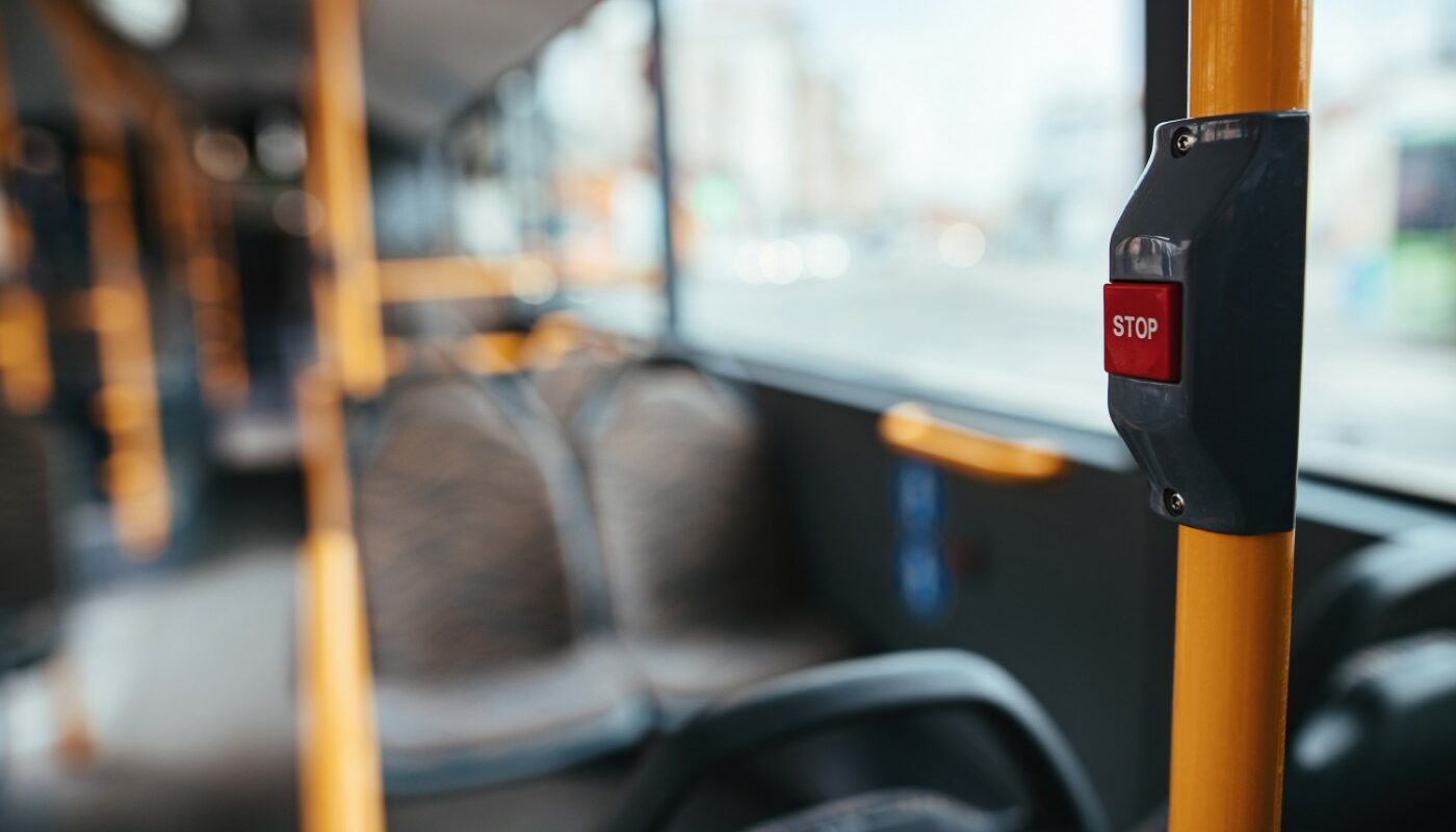 В Омске автобус несколько метров тащил по дороге 5-летнего ребенка