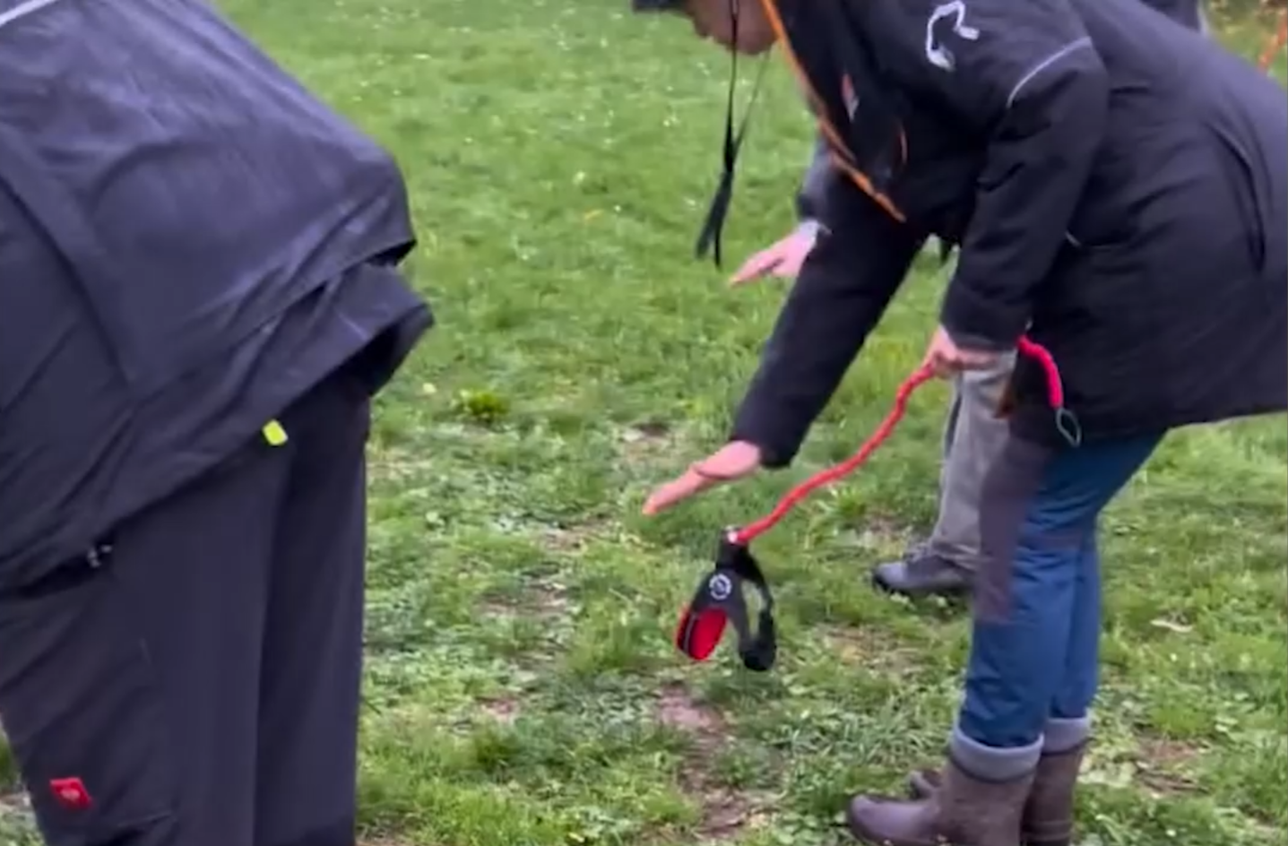 Хоббидогинг — выгуливание невидимых собак, новое европейское хобби