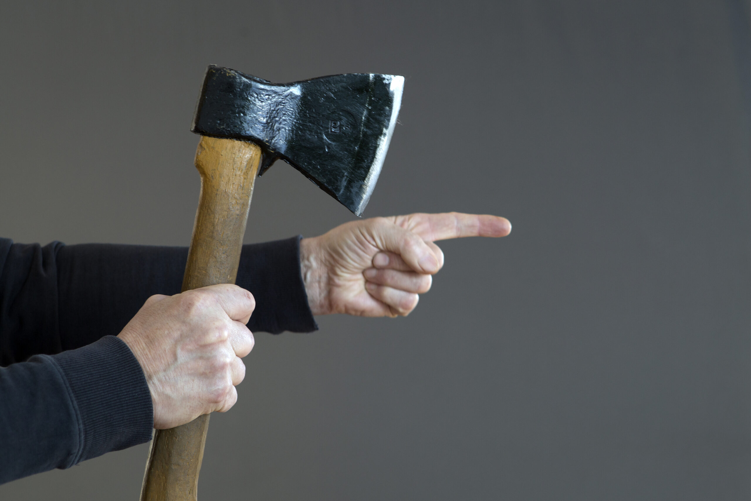 Вологжанин угрожал дочери-подростку топором