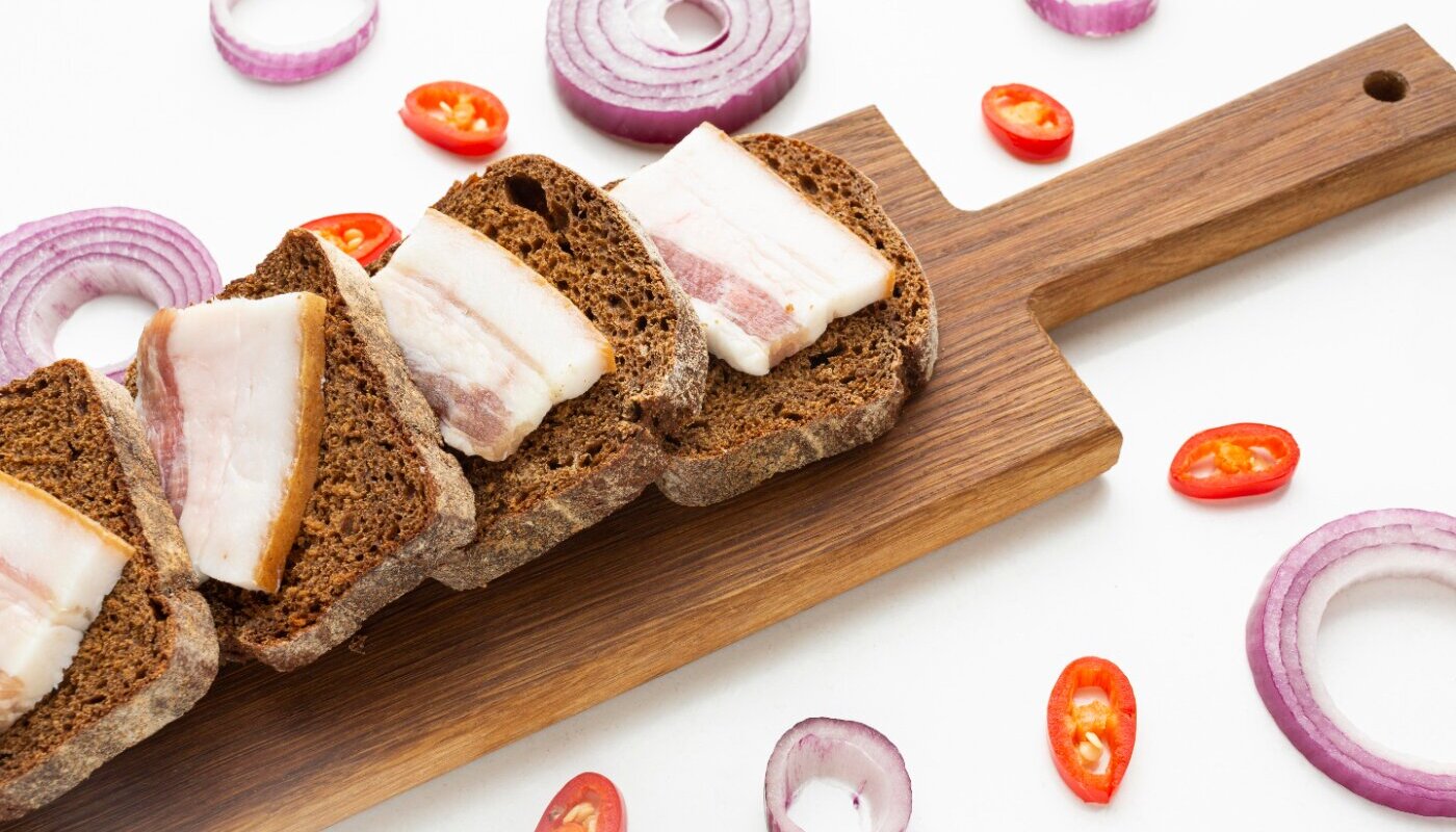 Диетолог рассказал о том, почему утро стоит начинать с кусочка сала: вся правда о спорном продукте