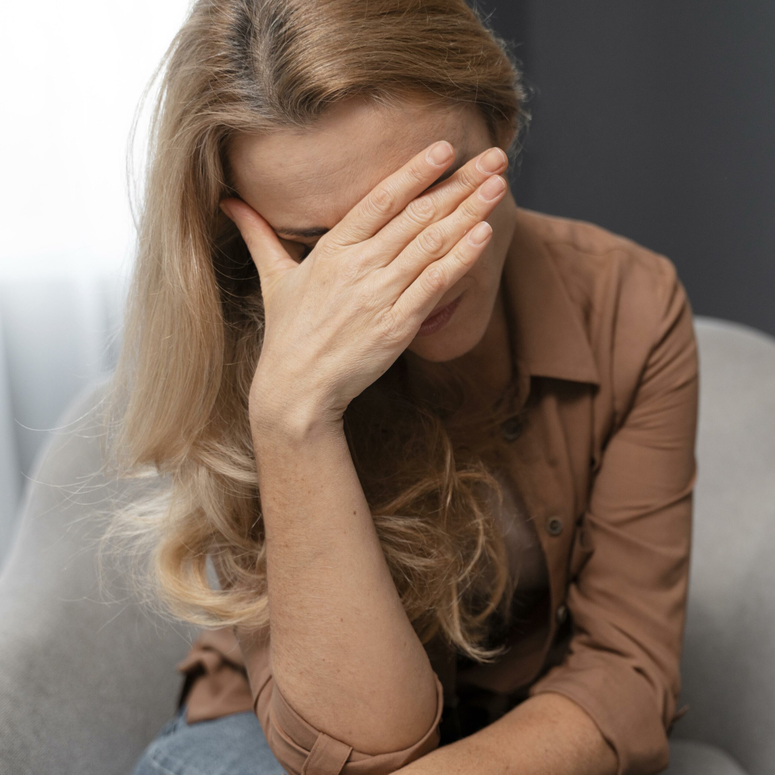 Французская драма: женщина провела пять лет в плену у пожилых соседей, заставляя ее мыться отбеливателем