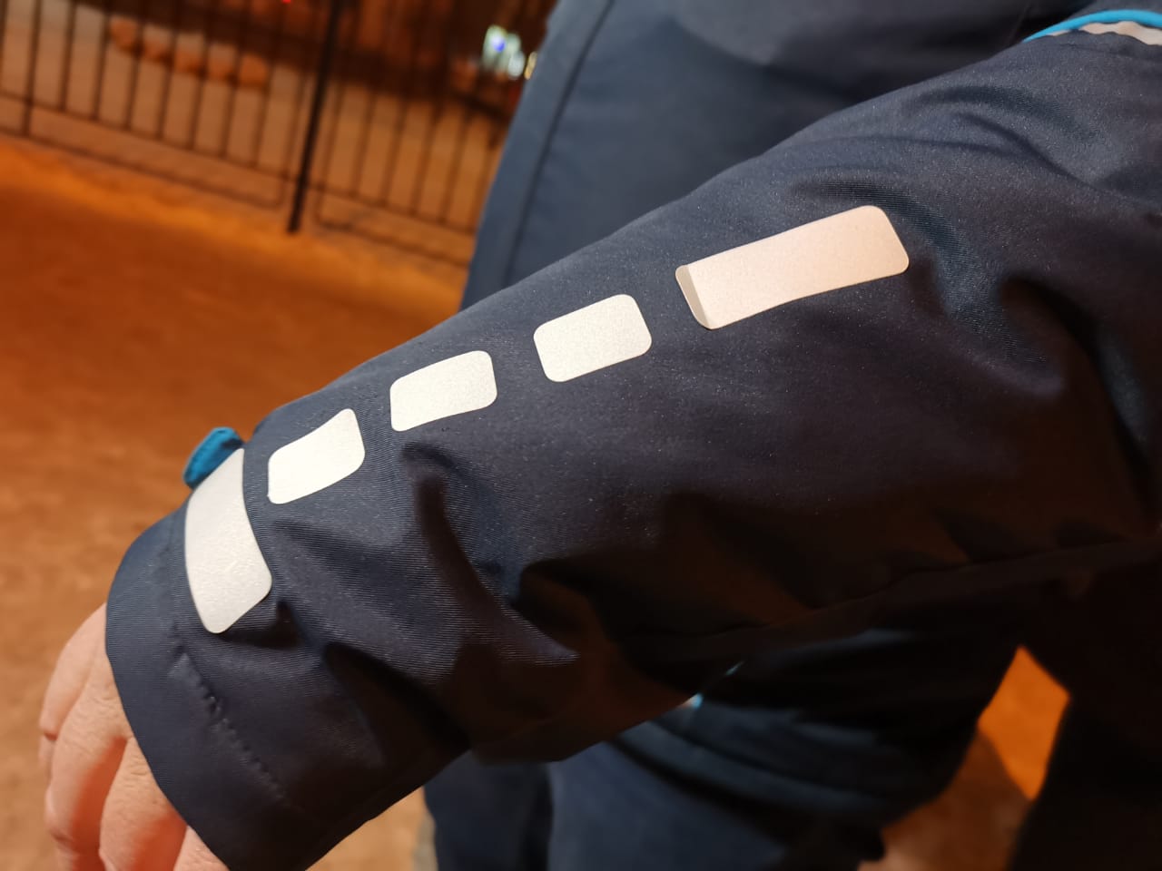 Невидимых вечером вологжан-пешеходов просят носить светоотражатели