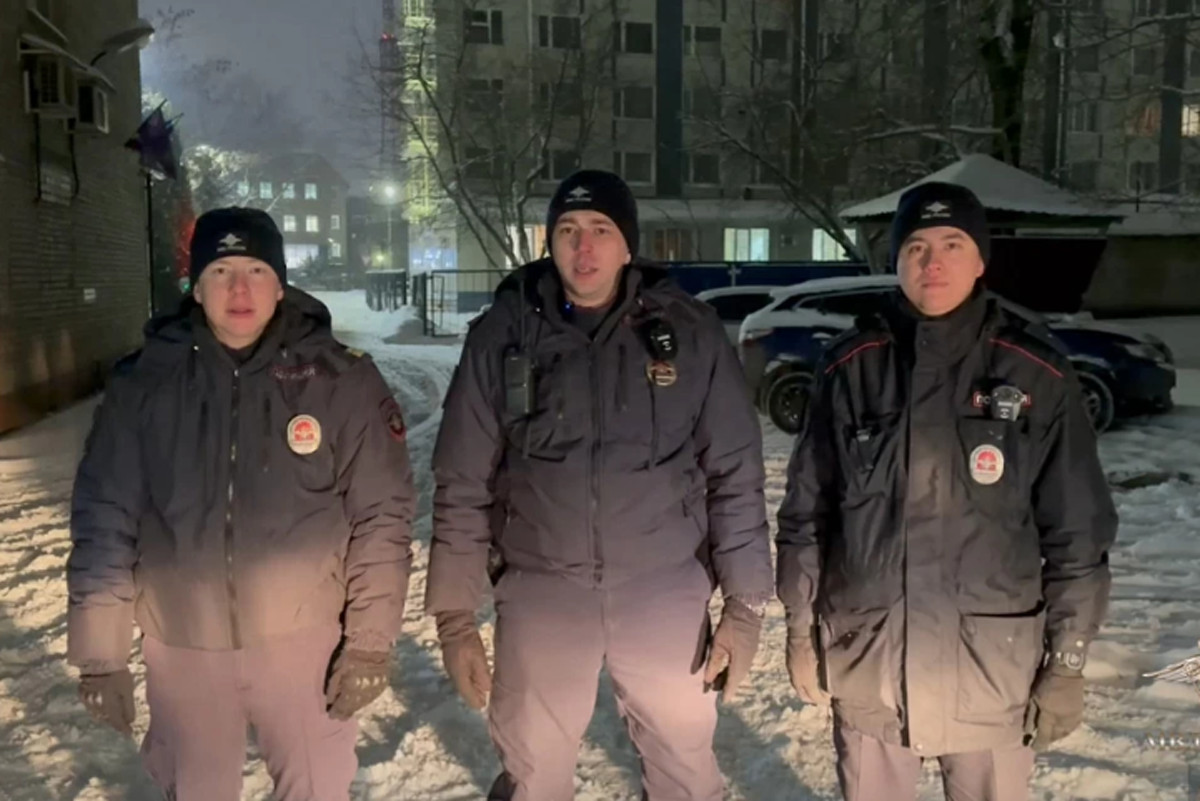 Череповецких полицейских наградили за спасение людей из пожара