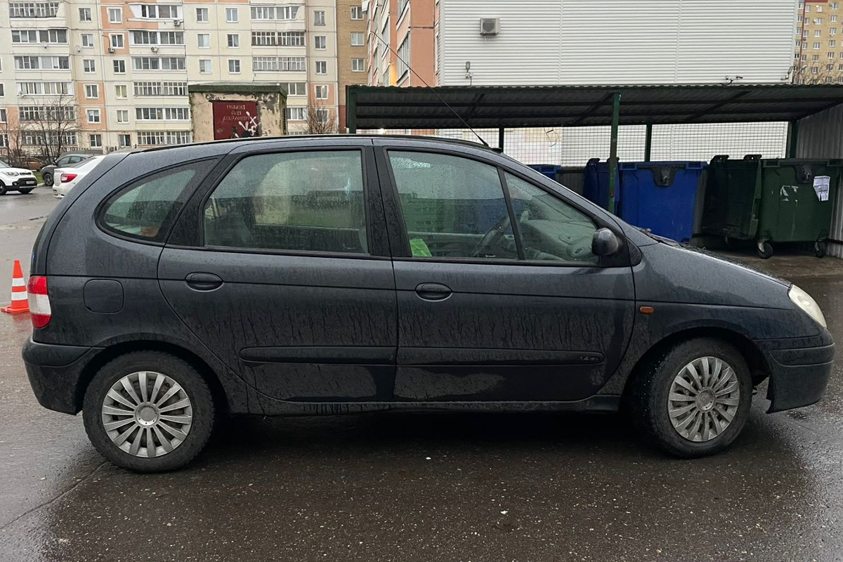 В Череповце ребенок, разговаривающий по телефону, врезался в движущуюся машину