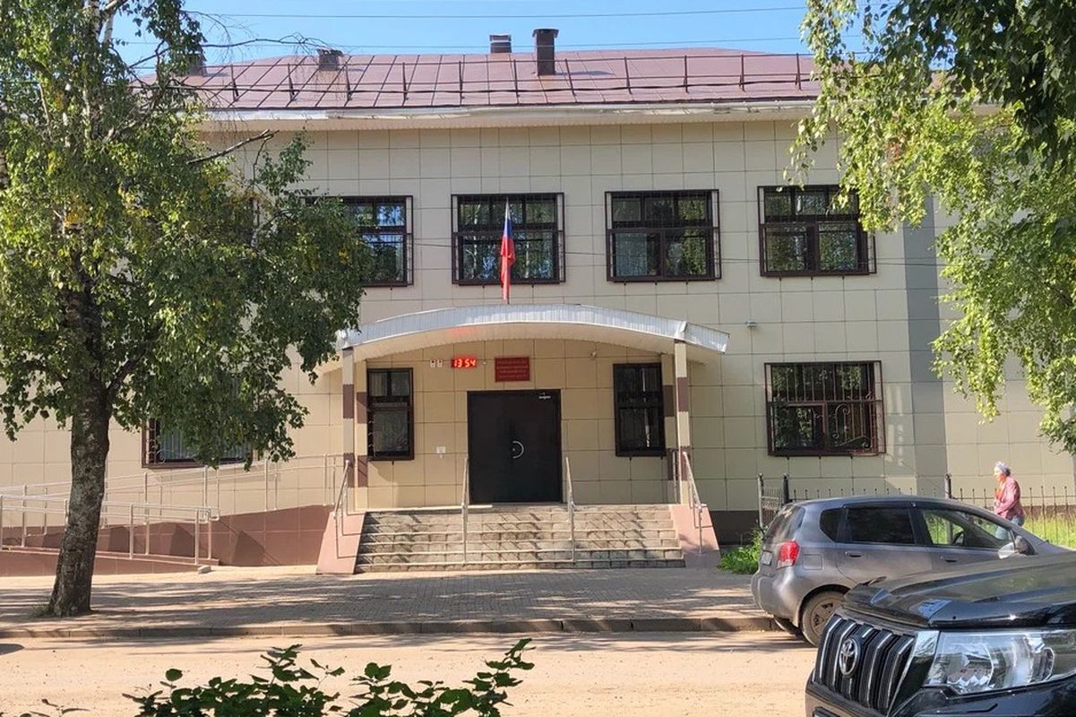 Житель Великого Устюга взращивал коноплю в цветочных горшках