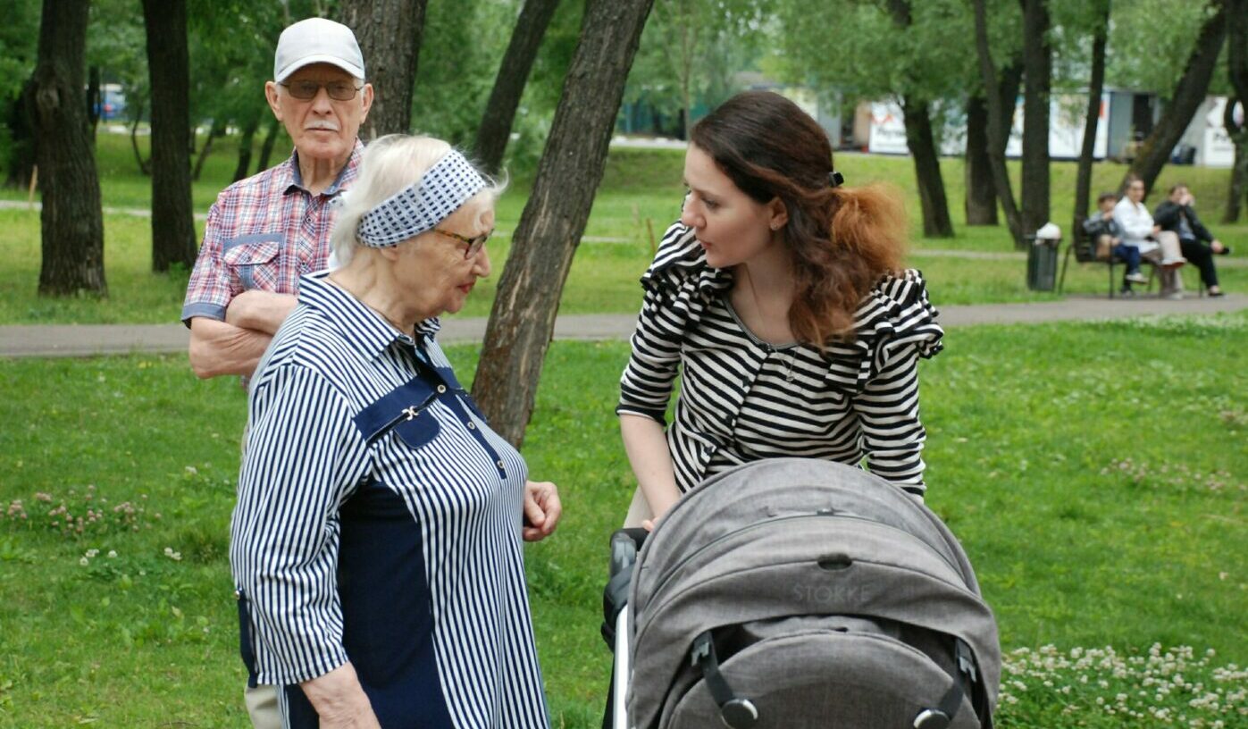 В России предложили платить декретные выплаты пенсионерам за уход за внуками