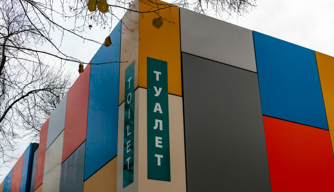 8 лет за “мокрое дело” у всех на виду. Россиян предупредили об уголовной ответственности за справление нужды в общественном месте