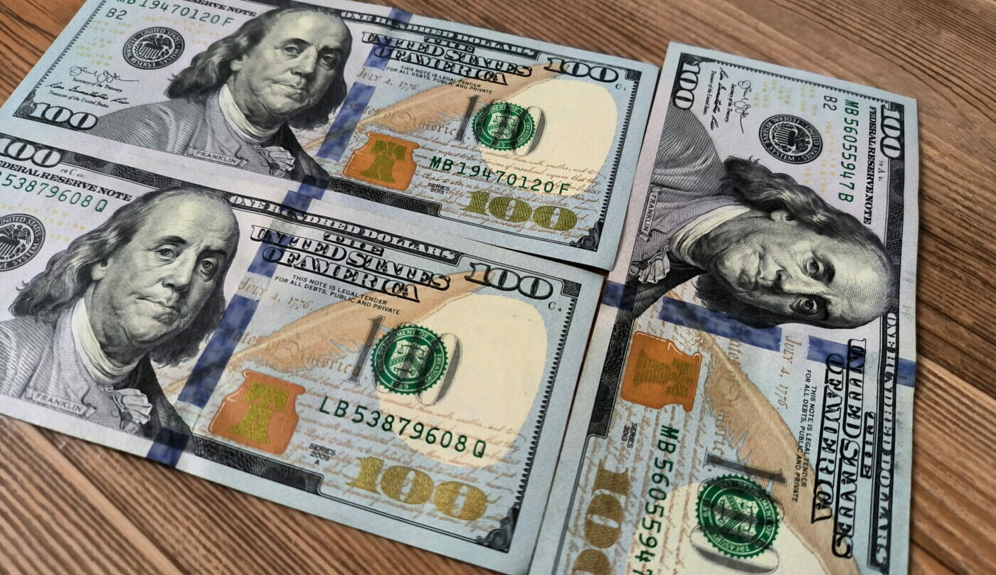 Россиянам назвали список стран, где есть проблемы с обменом “старых” долларов