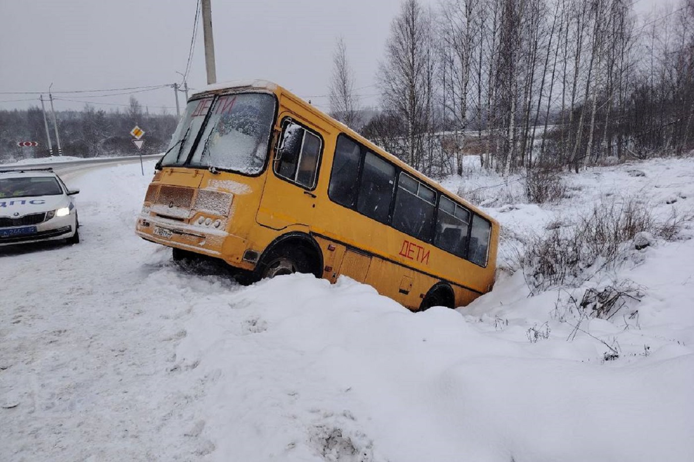 Перевозивший детей автобус съехал в кювет под Череповцом